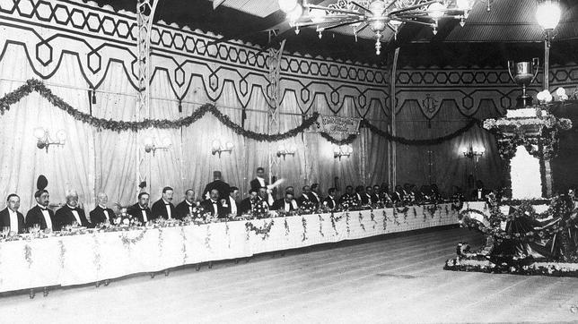 La imagen, en la Feria de 1912, corresponde al banquete celebrado en honor a los tiradores de pichn 