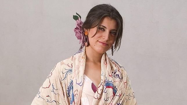 Callejuela firma el siguiente vestido de madroños burdeos