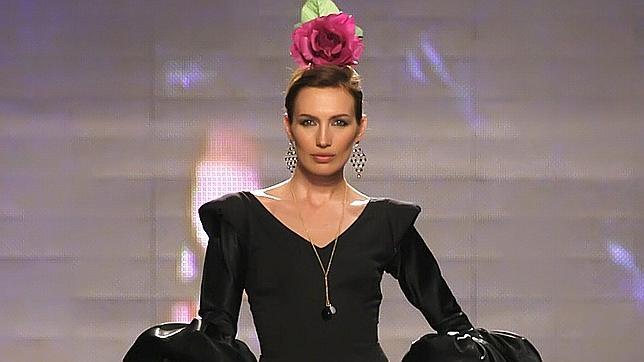 Traje negro de Pol Núñez