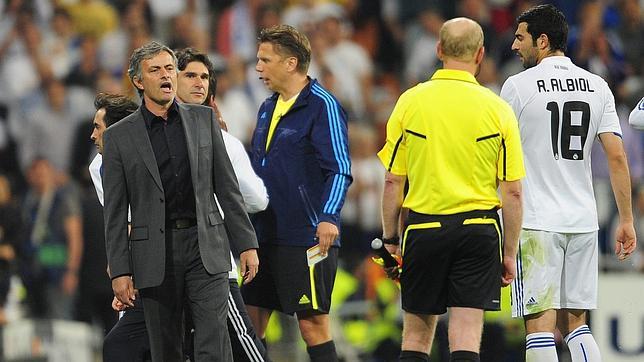 La UEFA abre un expediente disciplinario a Mourinho por sus comentarios «inadecuados» La UEFA abre un expediente disciplinario a Mourinho por sus comentarios «inadecuados»