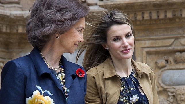 La Reina llevará tocado y la Princesa pamela La Reina llevará tocado y la Princesa pamela