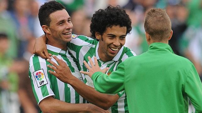 Ruben Castro e Iriney, celebrando uno de los tres goles de Castro