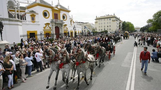 La exhibición de enganches se celebró en la calle al impedírsele el uso de la Maestranza La exhibición de enganches se celebró en la calle al impedírsele el uso de la Maestranza
