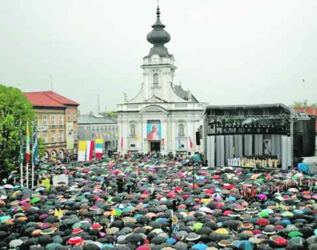 1 Miles de fieles siguieron la ceremonia en Wadowice, la ciudad polaca donde naci Juan Pablo II.2 Un hombre sostiene una bandera de Polonia frente a un retrato gigante de Juan Pablo II, en Varsovia. La imagen del Papa est compuesta por ms de 100.000 fotografas pequeas.3 Una joven entre la multitud concentrada en Wadowice.