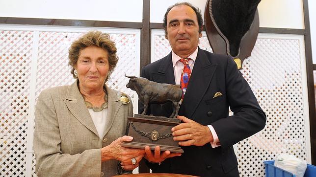 Victoria Ybarra y Leopoldo de la Maza, premiados por Los Cuarenta