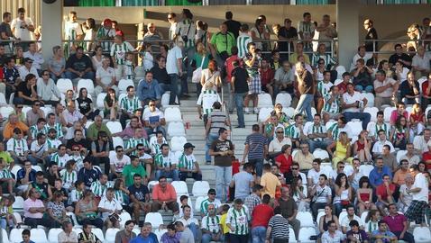 El primer gol se marca en la grada