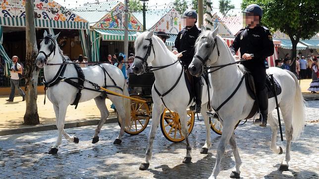 Una patrulla de la Polic�a Nacional a caballo vigilando ayer las calles del Real