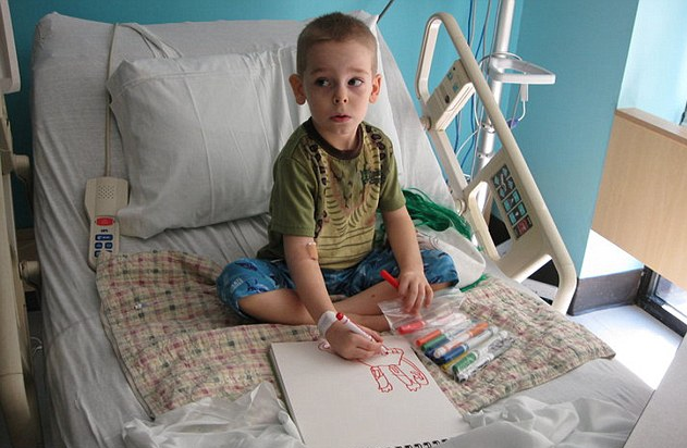 El ni�o que vende sus dibujos para curarse