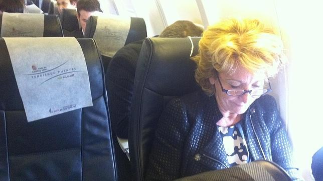 Los retrasos en Barajas por el mal tiempo dejan en tierra a Aguirre y a Gallard�n