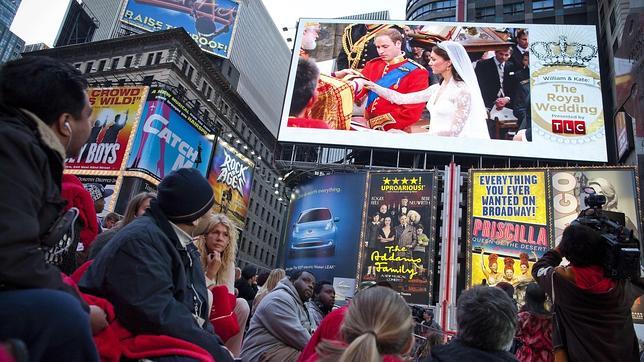 Pantallas en Nueva York para no perder detalle del enlace