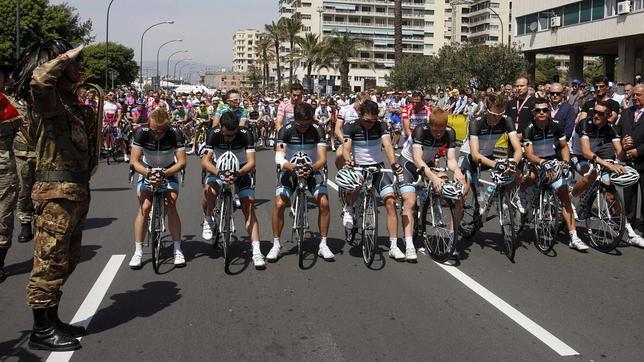 El pelotón rinde homenaje a Weylandt El pelotón rinde homenaje a Weylandt