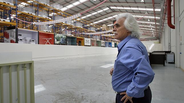El empresario, ayer en la zona de retirada de mercanc�as de las naves