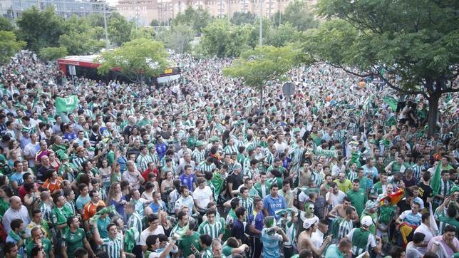 Los aficionados celebran la subida del Betis a Primera Divisi�n