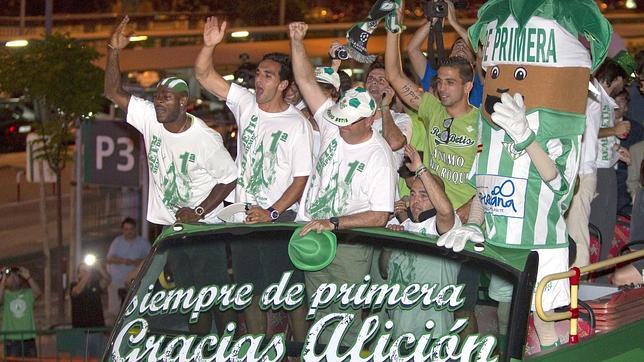 El equipo b�tico festeja en el autob�s el ascenso