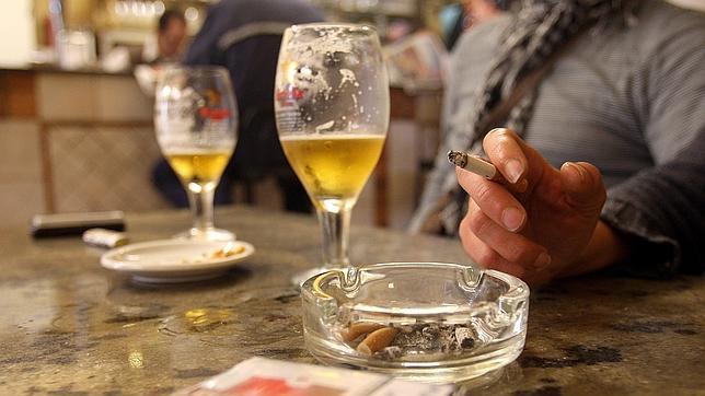 La mitad de los fumadores rechaza que se vuelva a permitir el tabaco en los bares La mitad de los fumadores rechaza que se vuelva a permitir el tabaco en los bares