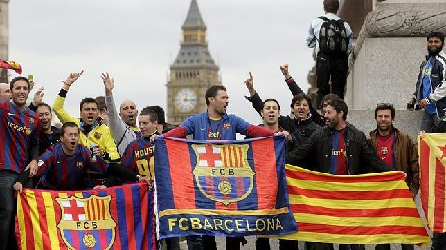 Color de los hinchas bajo un cielo plomizo Color de los hinchas bajo un cielo plomizo