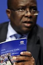 La FIFA desestima las acusaciones sobre Blatter y suspende a Bin Hamman La FIFA desestima las acusaciones sobre Blatter y suspende a Bin Hamman