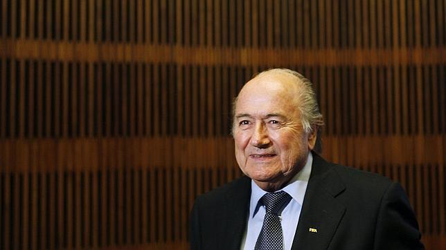 La FIFA desestima las acusaciones sobre Blatter y suspende a Bin Hamman La FIFA desestima las acusaciones sobre Blatter y suspende a Bin Hamman