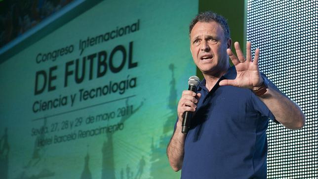 El Atlético negocia con Joaquín Caparrós El Atlético negocia con Joaquín Caparrós
