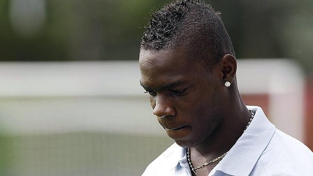 Balotelli se deja ver con dos capos de la mafia napolitana Balotelli se deja ver con dos capos de la mafia napolitana
