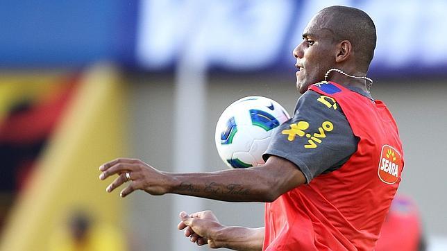 El Madrid estrecha el cerco sobre su nuevo lateral El Madrid estrecha el cerco sobre su nuevo lateral