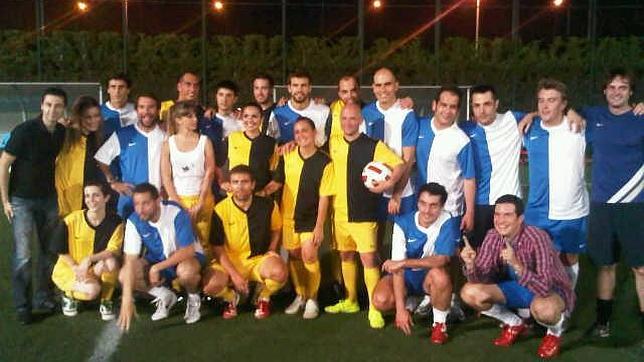 Piqué cumple su palabra y juega el partido con #eldeloscuadros Piqué cumple su palabra y juega el partido con #eldeloscuadros