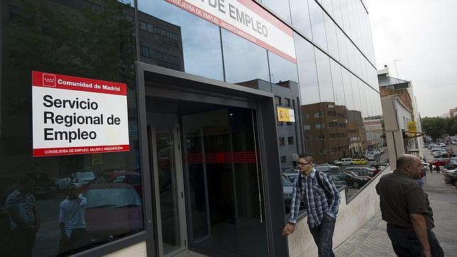 La economía española lleva todo el año sin reducir el número de parados La economía española lleva todo el año sin reducir el número de parados