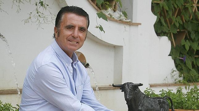 Ortega Cano se levanta un mes después del accidente Ortega Cano se levanta un mes después del accidente