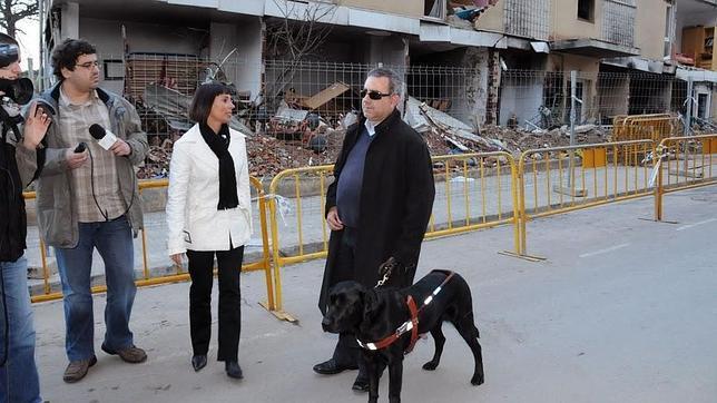 Un grupo de �indignados� intenta robar el perro gu�a a un diputado ciego de CIU