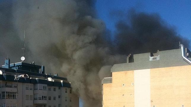 Una columna de humo se divisa desde cualquier punto de la ciudad