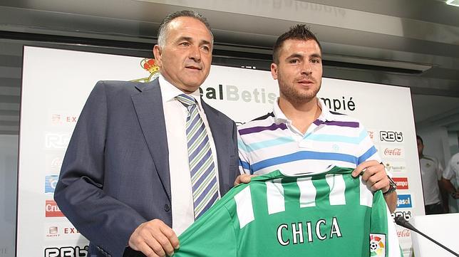 Javier Chica posa con la camiseta del Betis junto a Rafael Gordillo en la sala de prensa del Benito Villamar�n