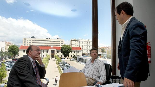 Mart�n (actual edil de Urbanismo), Nieto y Torrico (hoy concejal de Presidencia), antes de un consejo de Urbanismo del pasado mandato