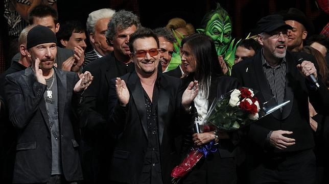 El grupo U2, durante un acto en Broadway