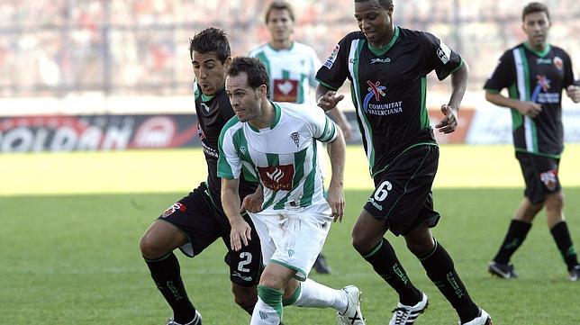 Con medio equipo en el aire