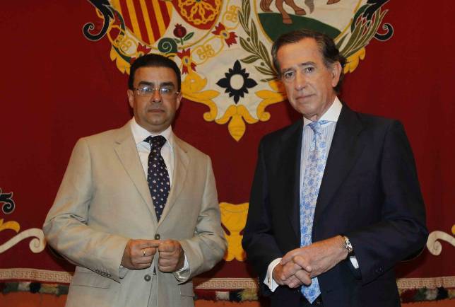 El director del Aula de Cultura de ABC, Francisco Robles, junto a Enrique Rojas