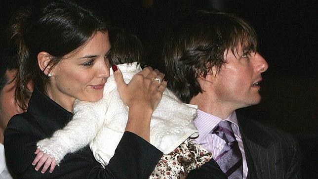 La nia, en brazos de su madre