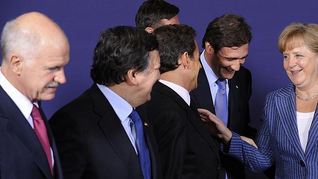 La UE promete a Grecia el segundo rescate si su parlamento aprueba el plan de ajuste La UE promete a Grecia el segundo rescate si su parlamento aprueba el plan de ajuste