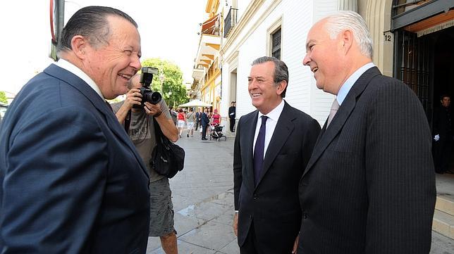 Javier Benjumea y Alfonso Guajardo-Fajardo, ayer cumplimentando a S.A.R. el Infante Don Carlos, que presidi� la Junta General en la que el primero de ellos tom� posesi�n como teniente de Hermano Mayor