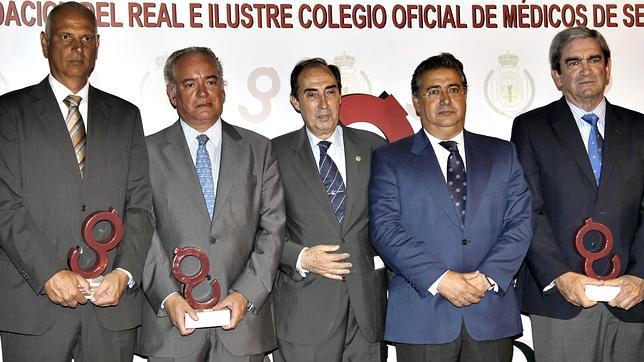 De izquierda a derecha: Tom�s Calero, Servicio M�dico Real Betis; �lvaro Ybarra, director de ABC de Sevilla; Carlos Gonz�lez-Vilardell, presidente del Colegio de M�dicos; Juan Ignacio Zoido, alcalde de Sevilla, y Juan Ribas, Servicio M�dico Sevilla F.C.