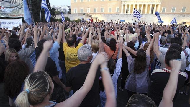 Comienza el debate del nuevo programa griego de recortes con la oposici�n en contra