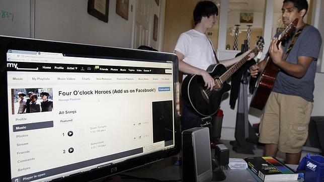 «News Corporation» vende MySpace por 35 millones de dólares «News Corporation» vende MySpace por 35 millones de dólares