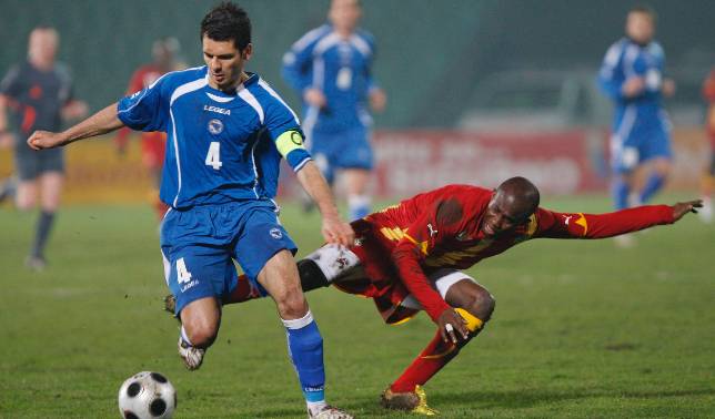 El capit�n de Bosnia, Emir Spahic, a la izquierda, se lleva el bal�n en un partido contra Ghana