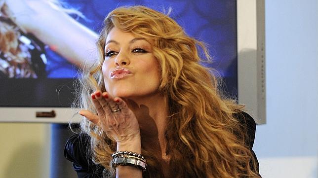 Paulina Rubio lanza un beso durante un photocall en Madrid