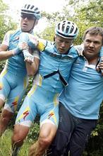 Nueva ca�da de Contador tras un incidente con Karpets