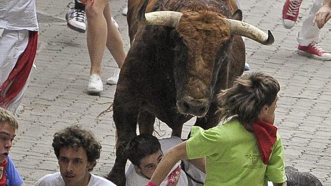 En directo: �Resist�n� imprime velocidad y peligro al s�ptimo encierro de los sanfermines 2011