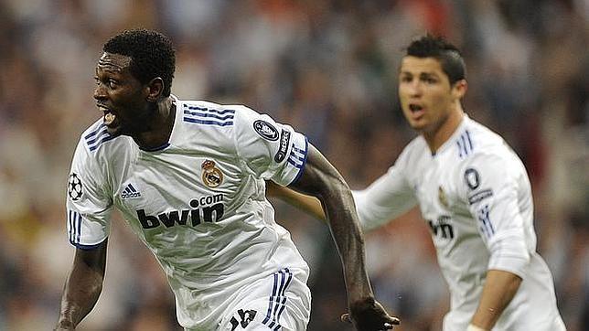 Los jugadores piden a Adebayor Los jugadores piden a Adebayor