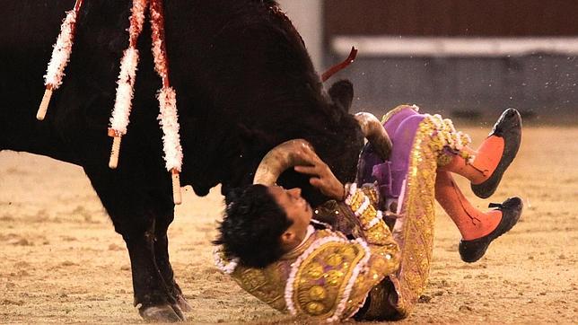 Sergio Flores sufre una cornada en el cuello