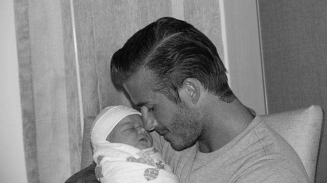 Victoria Beckham cuelga en Twitter la primera foto de su hija Harper Seven