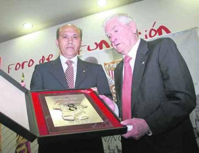 Arza recibe el Dorsal de Leyenda de manos de Del Nido en junio de 2009
