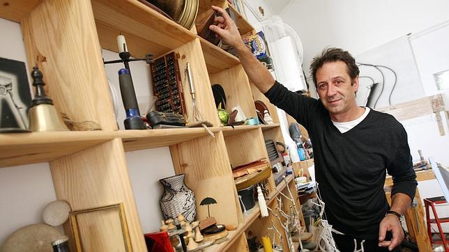 Chema Madoz: «Con una caña y un libro, cualquier terracita es un lugar ideal» Chema Madoz: «Con una caña y un libro, cualquier terracita es un lugar ideal»